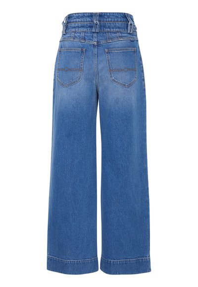 Široké modré džíny s vysokým pasem, které mají dvě zadní kapsy a hladkou, rovnoměrnou texturu bez jakýchkoli viditelných ozdob.