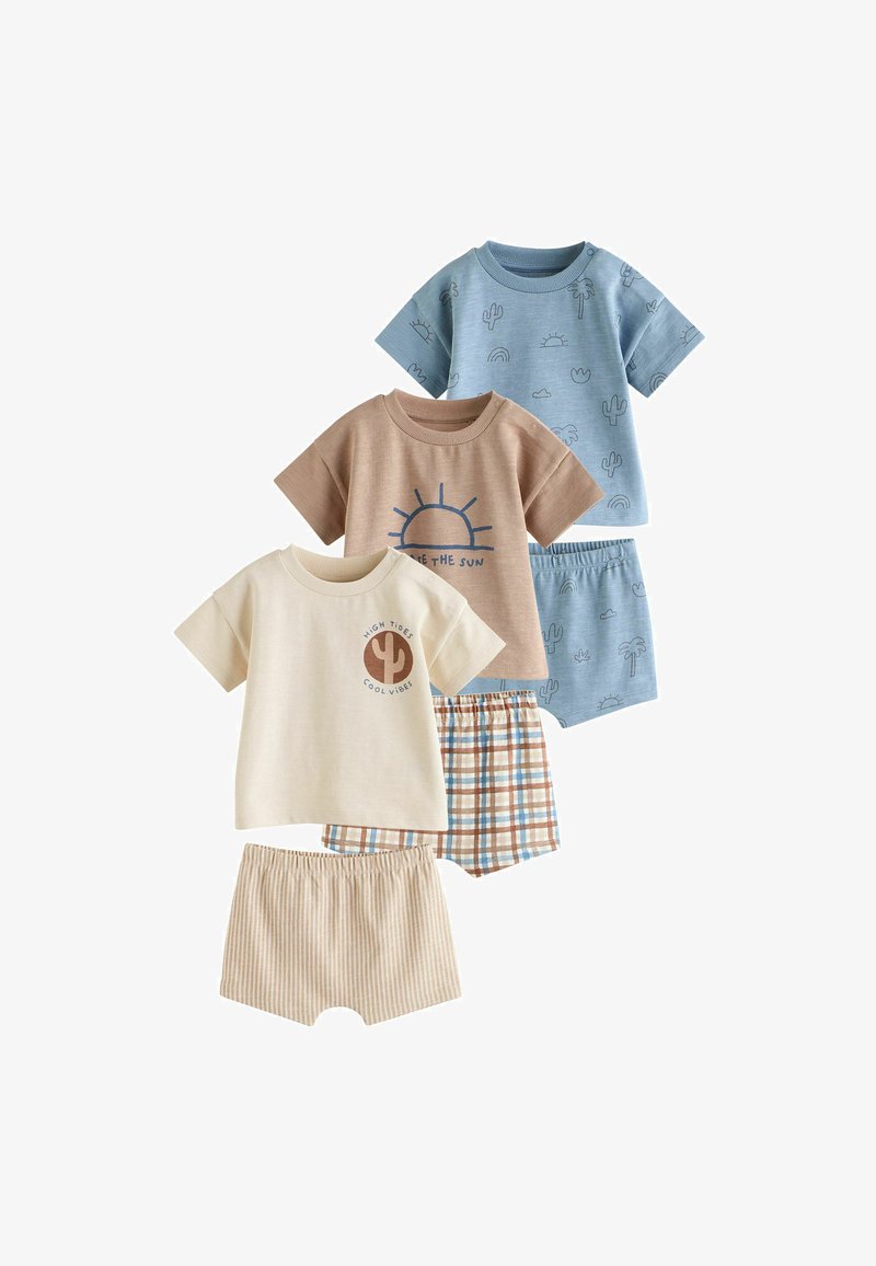 Trois ensembles pour tout-petits composés de hauts à manches courtes et de shorts assortis, avec des motifs soleil, cactus et à carreaux en bleu, beige et crème.