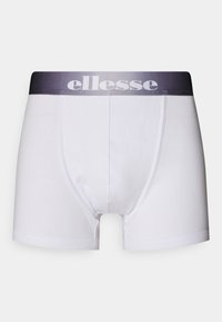 Weiße Baumwoll-Boxershorts mit einem weichen, elastischen Bund, der den Markennamen "ellesse" in Grau trägt. Klassische Passform mit minimalen Nähten.