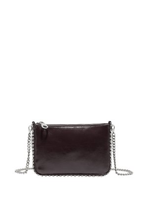 Petit sac à main rectangulaire en cuir noir brillant avec bandoulière en chaîne argentée et fermeture éclair sur le dessus, montrant le côté avant sur fond blanc.