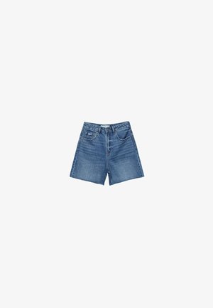 Jeansshorts i medelblå tvätt, med en klassisk femficksdesign, bälteshällor och dragkedja med knappstängning.