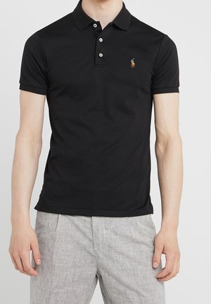 Czarna koszulka polo z bawełny z klasycznym kołnierzykiem, trzema białymi guzikami oraz małym haftowanym logo na piersi.