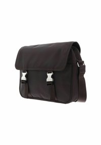 Borsa a tracolla marrone con chiusura a pattina, cinturino regolabile e accessori in argento. Realizzata in materiale durevole, presenta fibbie frontali e dettagli di cucitura.
