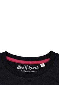 Schwarzer Baumwoll-T-Shirt-Kragen mit rotem Innenbesatz, der ein Etikett mit der Aufschrift "Band of Rascals" und das Größenetikett trägt. Einfacher Stoff ohne Muster.