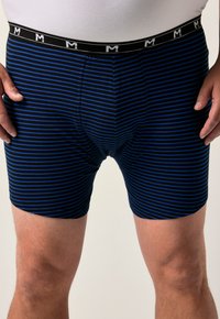 Boxerky s námořnickou modrou a černou pruhovanou vzorem, elastickým pasem s logem a měkkou tkaninou pro pohodlí.