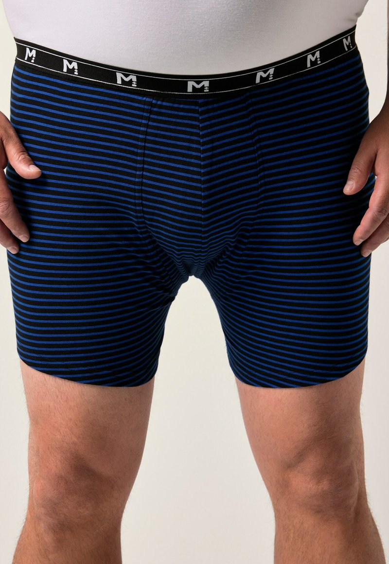Boxerky s námořnickou modrou a černou pruhovanou vzorem, elastickým pasem s logem a měkkou tkaninou pro pohodlí.