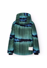 Mångfärgad jacka med ett tie-dye-mönster, främst grön med blå och svarta accenter, med en huva och en vit lapp på nedre ryggen.