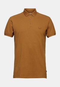 Polo en coton texturé brun avec un col classique, trois boutons et un petit logo brodé sur la poitrine gauche.