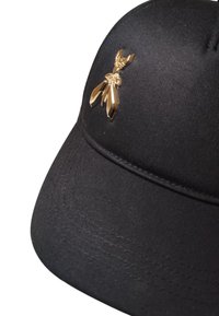 Cappello nero con un design strutturato, caratterizzato da un emblema dorato lucido sulla parte frontale e un tessuto testurizzato per una maggiore durata.