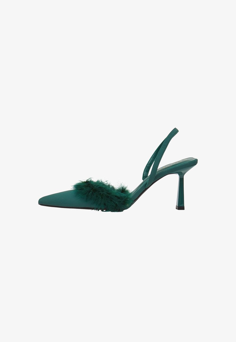 Teal Satin Slingback-Pumps mit spitzem Zehenbereich, verziert mit einem flauschigen tealfarbenen Akzent über dem Vorderfuß und einem schlanken Stiletto-Absatz.