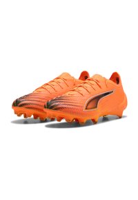 Klart orange fotbollsskor med texturerad yta, svarta och orange detaljer och flera dobbar på sulan för bra grepp.