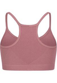 Roze sportbeha met een naadloos ontwerp, dunne bandjes en een geribbelde band. Het materiaal lijkt glad met een lichte rek en textuur.