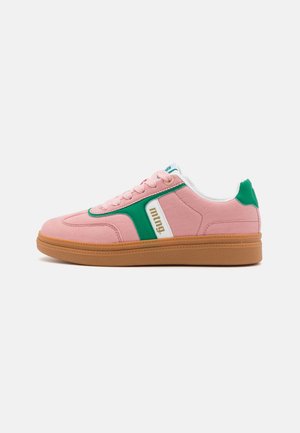 Lav-top sneaker med pink ruskindsoverdel, grøn kant, hvide accenter, brun gummisål og "mtng" logo på siden og tungen.