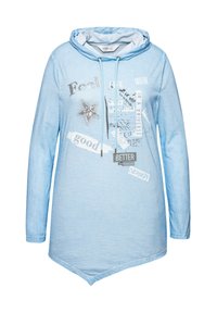 Sudadera de color azul claro con cordón, que presenta varios gráficos impresos y texto en plateado y negro, dobladillo trasero más largo, y textura suave.
