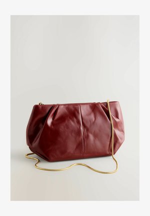 Sac à main en cuir rouge au design froncé, doté d'une chaîne dorée, d'une texture lisse et de détails plissés.