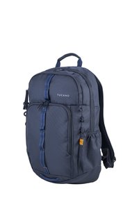 Navy blauwe stoffen rugzak met meerdere compartimenten, een handvat aan de bovenkant, een mesh achterpaneel en contrasterende blauwe accenten. Voorzien van een zijvak en ritsen.