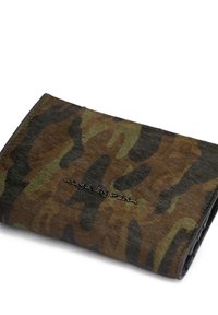 Portafoglio con motivo mimetico, rifinito in pelliccia texturizzata nei toni del marrone e del verde. Presenta il nome del marchio impresso sul davanti. Forma rettangolare con bordi lisci.
