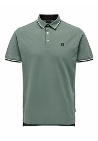 Grünes Poloshirt aus Baumwolle mit klassischem Kragen, Drei-Knopf-Leiste, kontrastierenden gestreiften Bündchen und gesticktem Logo.