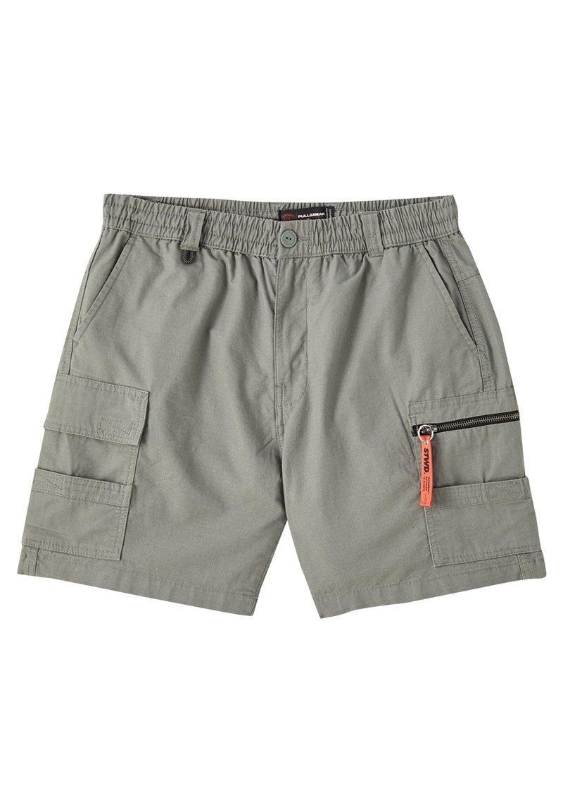 Short cargo gris clair avec taille élastique, poches avant, et poches latérales à rabat et à fermeture éclair avec un tirette orange sur la fermeture.