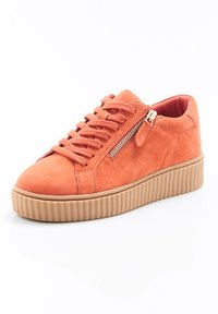 Baskets en daim orange avec une semelle plateforme texturée beige. Présente des lacets et une fermeture éclair sur le côté avec quincaillerie dorée. Design à bout rond.
