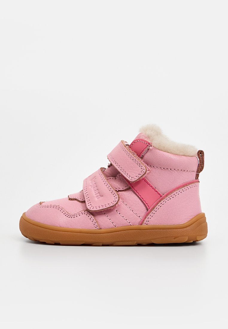 Rosa High-Top-Schuhe mit zwei Klettverschlussriemen, weicher Innenausstattung und einer Gummisohle. Merkmale sind kontrastierende Nähte und eine strukturierte Oberfläche.