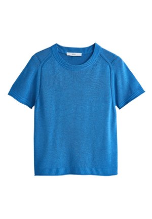 Blå kortærmet strikket sweater med ribkant ved hals, ærmer og bund, lagt fladt på en hvid baggrund.
