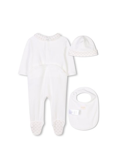 Ensemble pour bébé en coton blanc, comprenant un body à manches longues, un bonnet assorti et une bavette. Bordure et chaussons en rose pastel avec un motif.