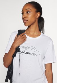 Peak Performance EXPLORE GRAPHIC TEE - T-Shirt print - white