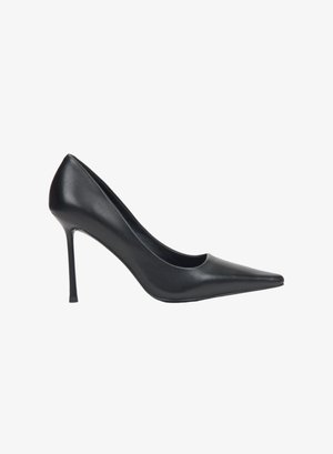 Zwarte lederen high-heeled pump met een spitse neus, een gladde textuur en een slanke hak. Het ontwerp heeft een laag uitgesneden vamp en minimale details.