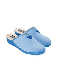 Zapatillas de forro polar azul con tacón cuña, que presentan una textura suave, punta redondeada y detalles decorativos azules en la parte delantera.