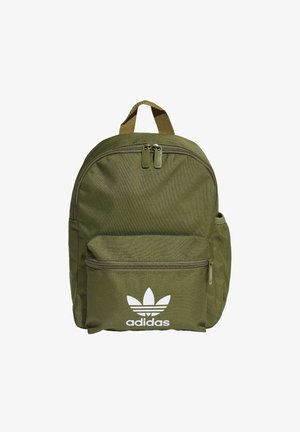 Oliwkowo-zielony plecak Adidas z przednią kieszenią na suwak, główną komorą na podwójny zamek, boczną kieszenią i górnym uchwytem do przenoszenia.