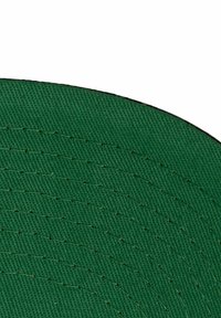 Grüner gewebter Stoff mit einer strukturierten Oberfläche, der konzentrische, geschwungene Linien und gestickte Details in einem kontrastierenden Faden aufweist.