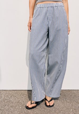 PULL&BEAR, STRIPED STRAIGHT-LEG - TROUSERS. - Pantalon classique - dark blue