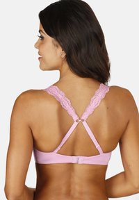 Rosa BH aus glattem Stoff mit Spitzenakzenten an den Trägern, ausgestattet mit einem Kreuzdesign auf der Rückseite und einem verstellbaren Hakenverschluss.