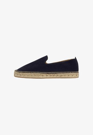 Marineblauwe suede espadrille met een amandelvormige neus, jute tussenzool en slip-on ontwerp. Gladde textuur met minimale stikseldetails.