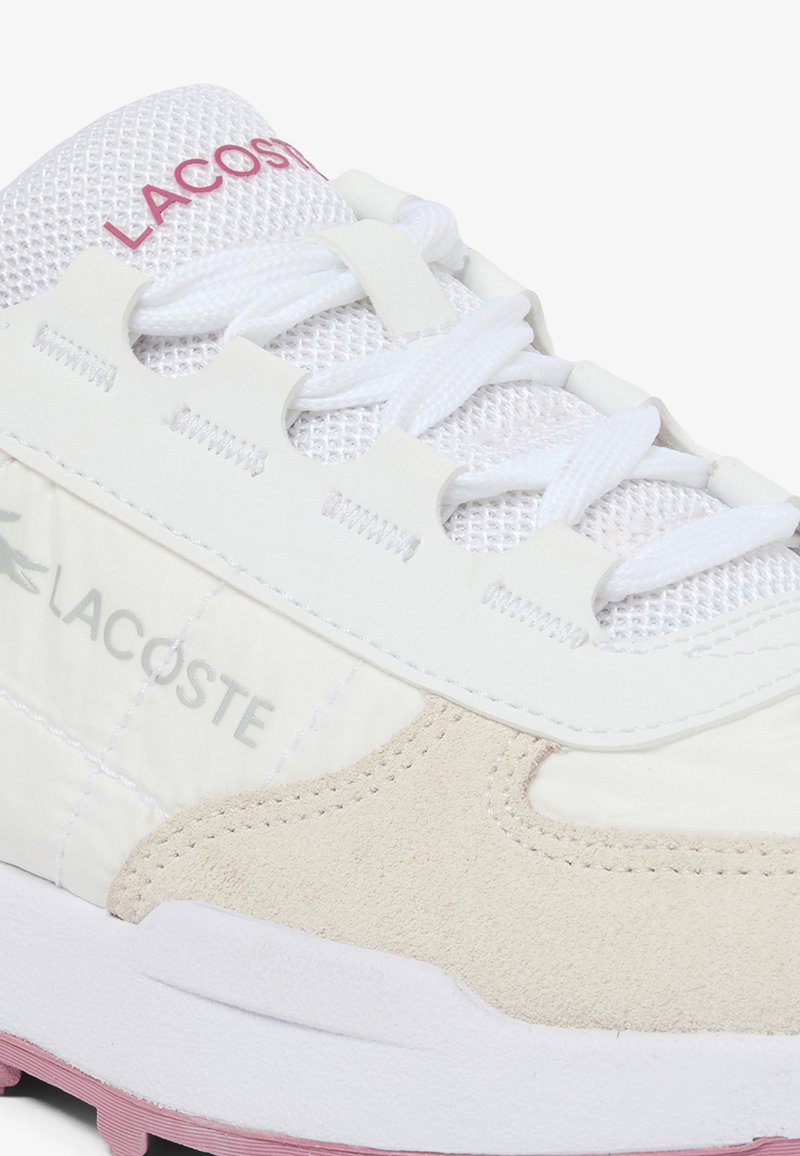 Sneaker bianca con tomaia in mesh, dettagli in suede beige, logo rosa e suola intermedia bianca texturizzata con suola esterna rosa.