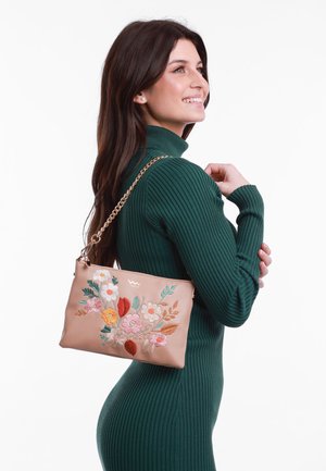 Světle béžová kožená taška s barevným květinovým výšivkou, řetízkovým popruhem, obdélníkovým tvarem, hladkým povrchem a jemným logem značky nahoře.