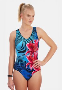 Maillot de bain une pièce avec un fond bleu, orné de rayures noires ondulées et de grandes fleurs roses. Le matériau semble lisse et élégant.
