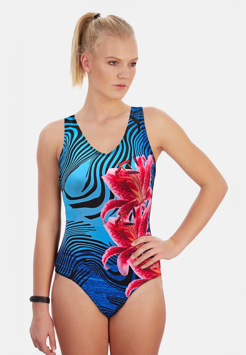 Maillot de bain une pièce avec un fond bleu, orné de rayures noires ondulées et de grandes fleurs roses. Le matériau semble lisse et élégant.