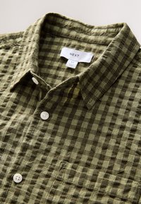 REGULAR FIT - TEXTURED MICRO CHECK SHORT SLEEVE - Košeľa - green