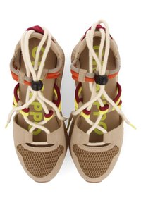 Chaussures d'extérieur beige avec des panneaux en maille, des lacets colorés en orange, rouge et jaune, et une semelle en caoutchouc texturé. Shape unique pour le confort.