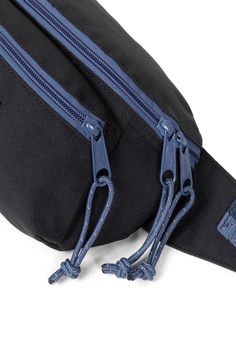Eastpak Doggy Bag – Sac Banane Léger 3L – Noir – Poches Avant & Arrière – Ceinture Ajustable – Style Urbain Pratique