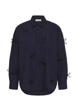 Marineblauw overhemd met lange mouwen en knopen, versierd met meerdere kleine gebonden strikjes die op de voorkant, mouwen en zoom zijn genaaid, voorzien van een klassieke kraag.