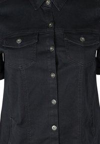 Tumman denimpaidat, jossa on nappilistallinen etuosa, kaksi rintataskua, hopeiset yksityiskohdat ja jämäkkä kaulus. Sujuva pinta koko vaatteen läpi.