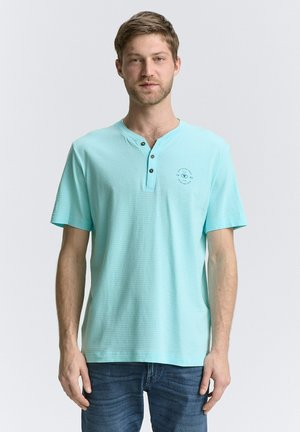 Chemise henley à manches courtes bleu clair avec un motif rayé texturé, patte de boutonnage à trois boutons et un petit logo sur la poitrine gauche.
