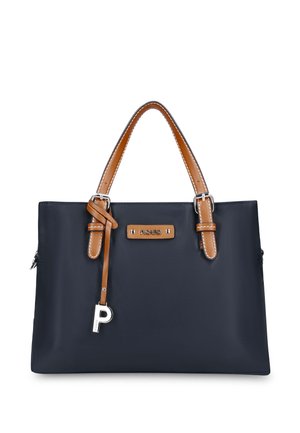 Marineblaue rechteckige Handtasche mit hellbraunen Doppelgriffen, silbernen Schnallen und einem hängenden silbernen „P“-Anhänger an einem hellbraunen Riemen.