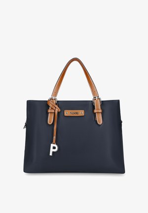 Marineblaue rechteckige Handtasche mit hellbraunen Doppelgriffen, silbernen Schnallen und einem hängenden silbernen „P“-Anhänger an einem hellbraunen Riemen.