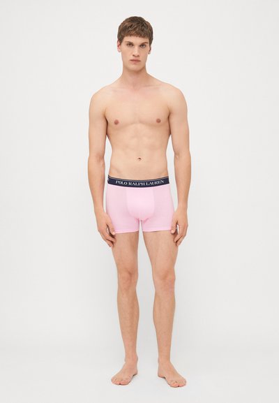 Boxer briefs da uomo in cotone rosa con una cintura logo blu scuro. Design aderente con texture liscia e lunghezza corta.