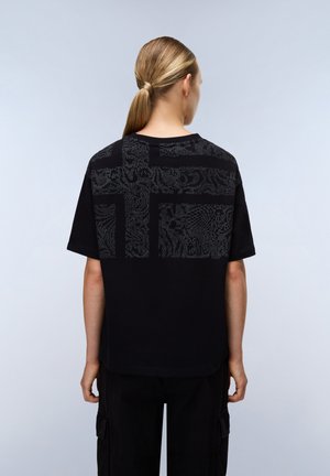 Zwarte katoenen t-shirt met een textuur grafisch ontwerp in grijs op de achterkant. Ronde hals, korte mouwen en een ontspannen pasvorm.