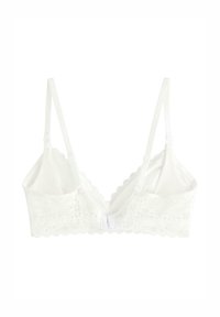 Witte kant bralette met golvende randen, verstelbare bandjes en een haak-en-oogsluiting aan de achterkant. Fijne bloemenpatroon op de cups.